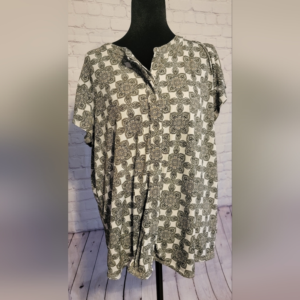 Women's Short-Sleeve Patterned Button-Up Shirt - White/Black